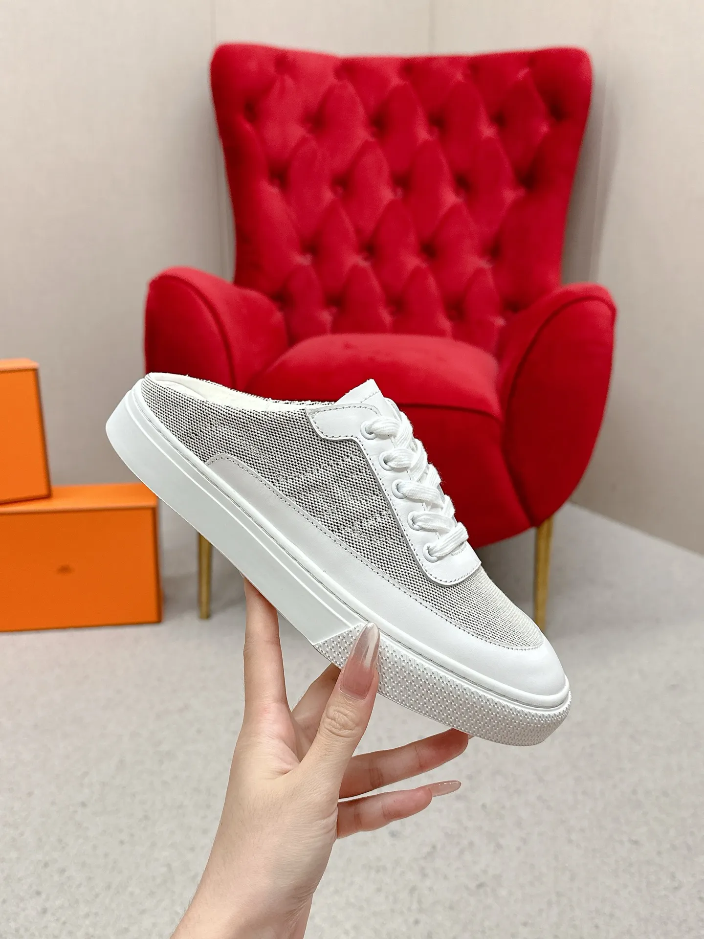 👟👟Ex-factory price 580👟👟 Men's size +10 [HERMES] H-lace slip-on sneakers, sneakers with empty back, white shoes, casual slippers and half-drags. 👉The craftsmanship is exquisite, and new products are released at the counter at the same time. Every detail of the shoes is made with special care, which is quite eye-catching. The elegant splicing elements highlight the good temperament! 🔻Fashionable fly woven lace-up method adds a casual atmosphere and exquisite lines, which can better reflect the family-style design language and intersperse exquisite lines. ✨✨The upper is made of imported cow suede/imported canvas, the lining is made of imported mixed sheepskin, and the original custom-made rubber outsole. 🐎Size: 35-40 for women, 39-44 for men (41 for women, 45 for men, can be customized, non-refundable)